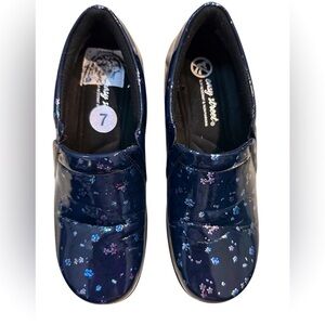 Easy Works by Easy Street Blue Floral Print Tiffany Clogs